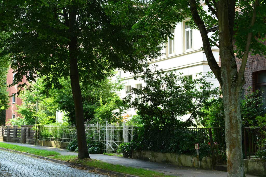 Villa von der Straße fotografiert im Grünen