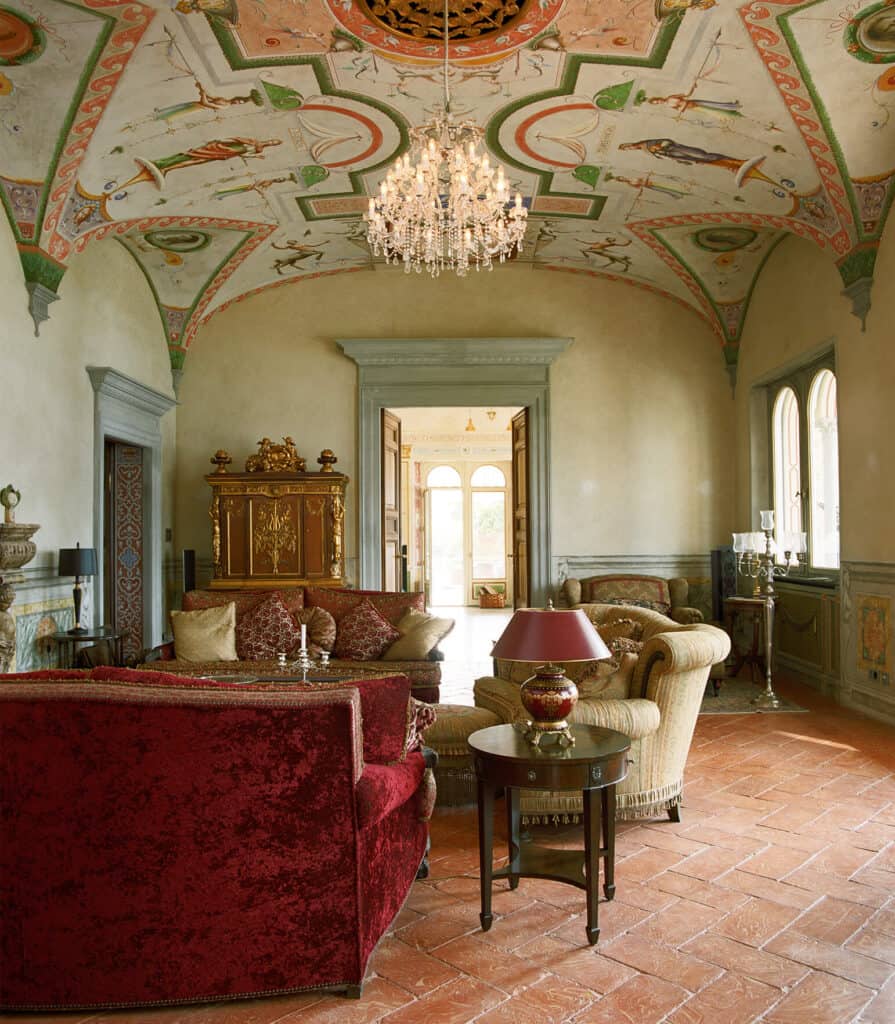 großes Wohnzimmer von der Villa Galimberti mit Deckenmalerei, kronleuchter und Sofas