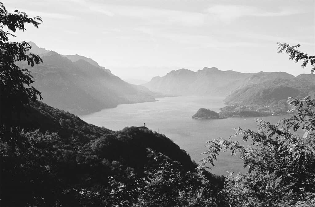 Schwarz weiß Aufnahme mit Blick auf See