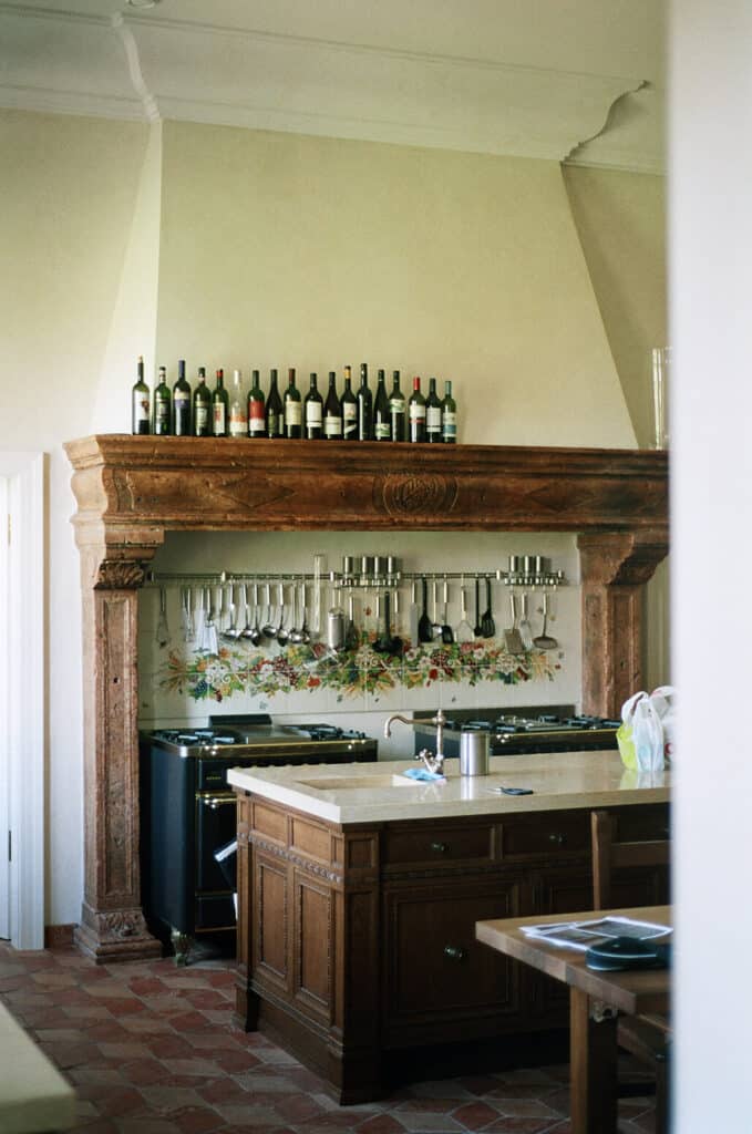 Aufnahme von der Küche von der Villa Galiberti mit Backofen und Weinflaschen