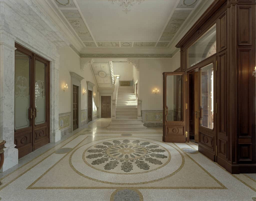Eingangsbereich von der Villa Galimberti mit Holztüren