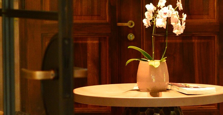 Vase mit Orchidee auf Tisch